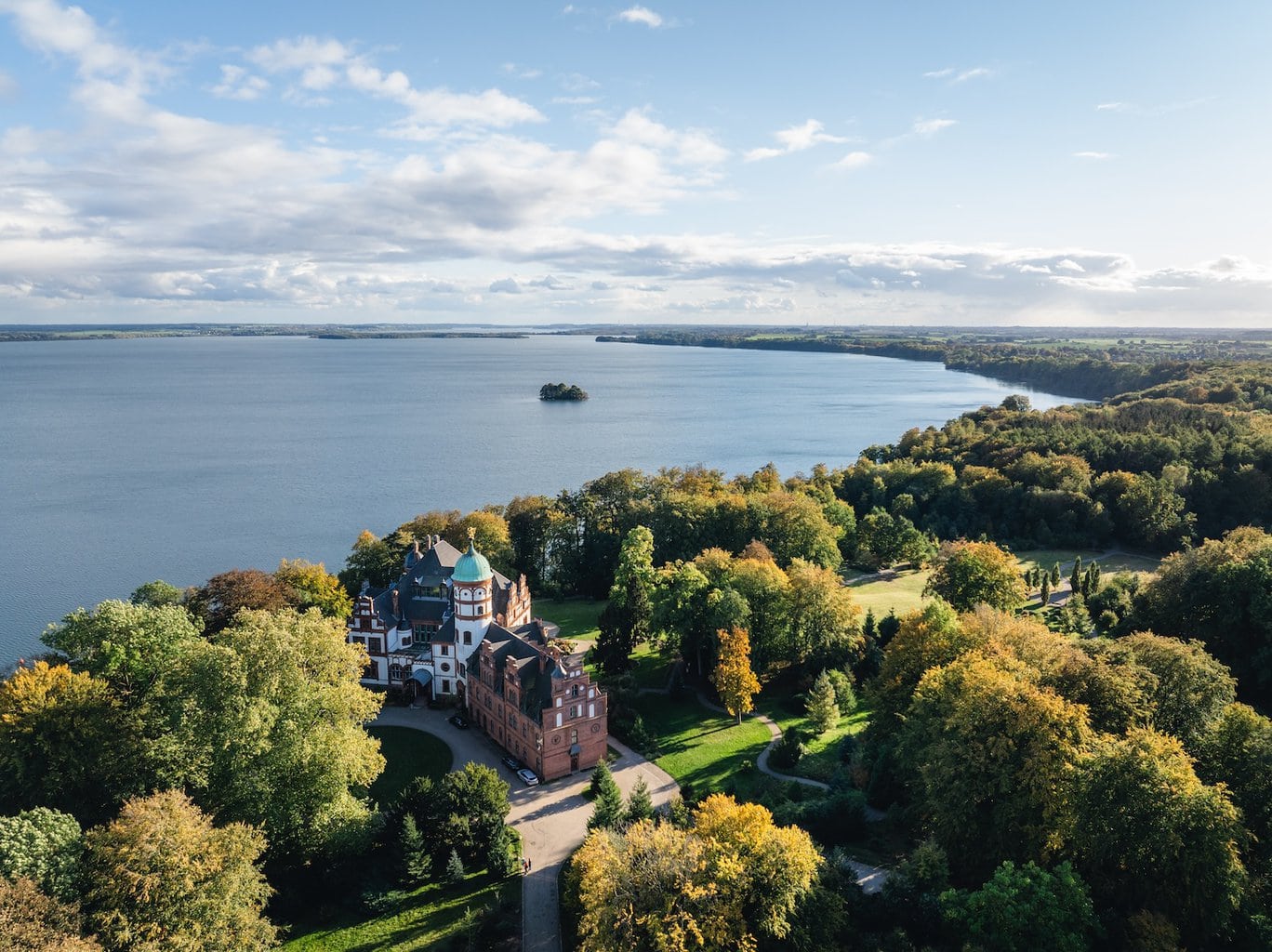 Schloss Wiligrad torent hoog uit boven de steile oevers van het buitenste meer van Schwerin. I Foto: TMV/Gross