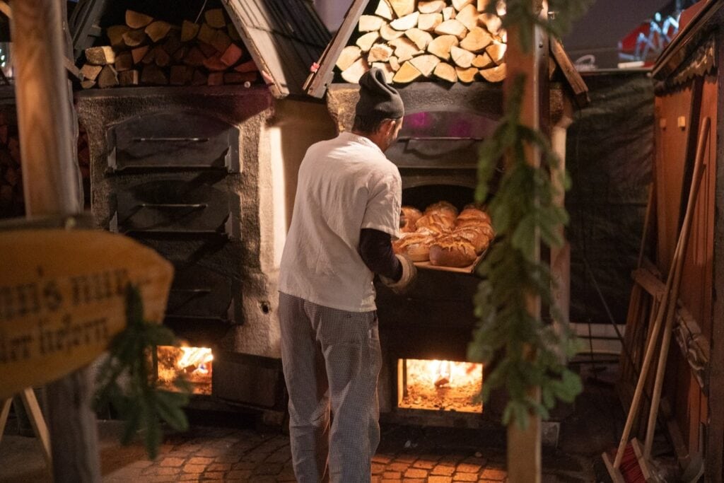 broodoven bij het kraampje op de middeleeuwse kerstmarkt in Siegburg, Noordrijn-Westfalen, Duitsland