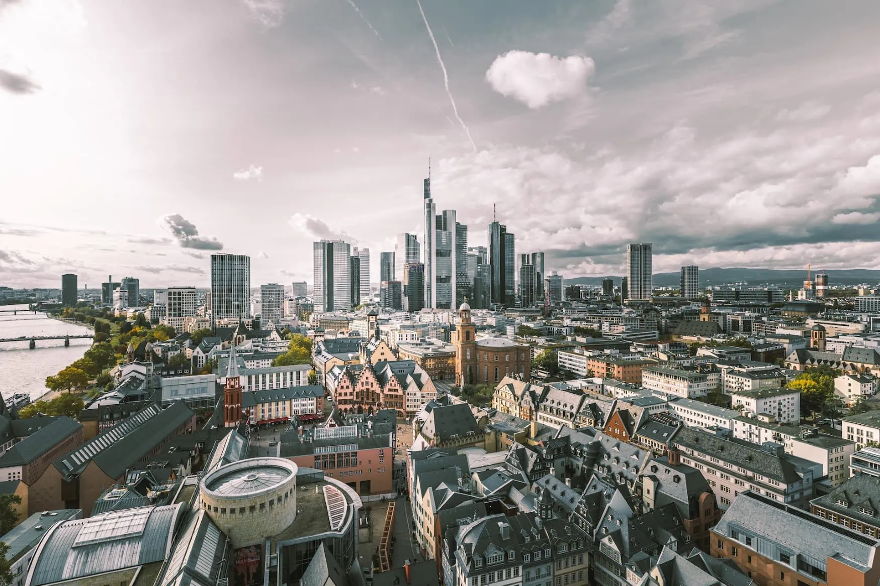 Skyline van Frankfurt am Main in Hessen, Duitsland