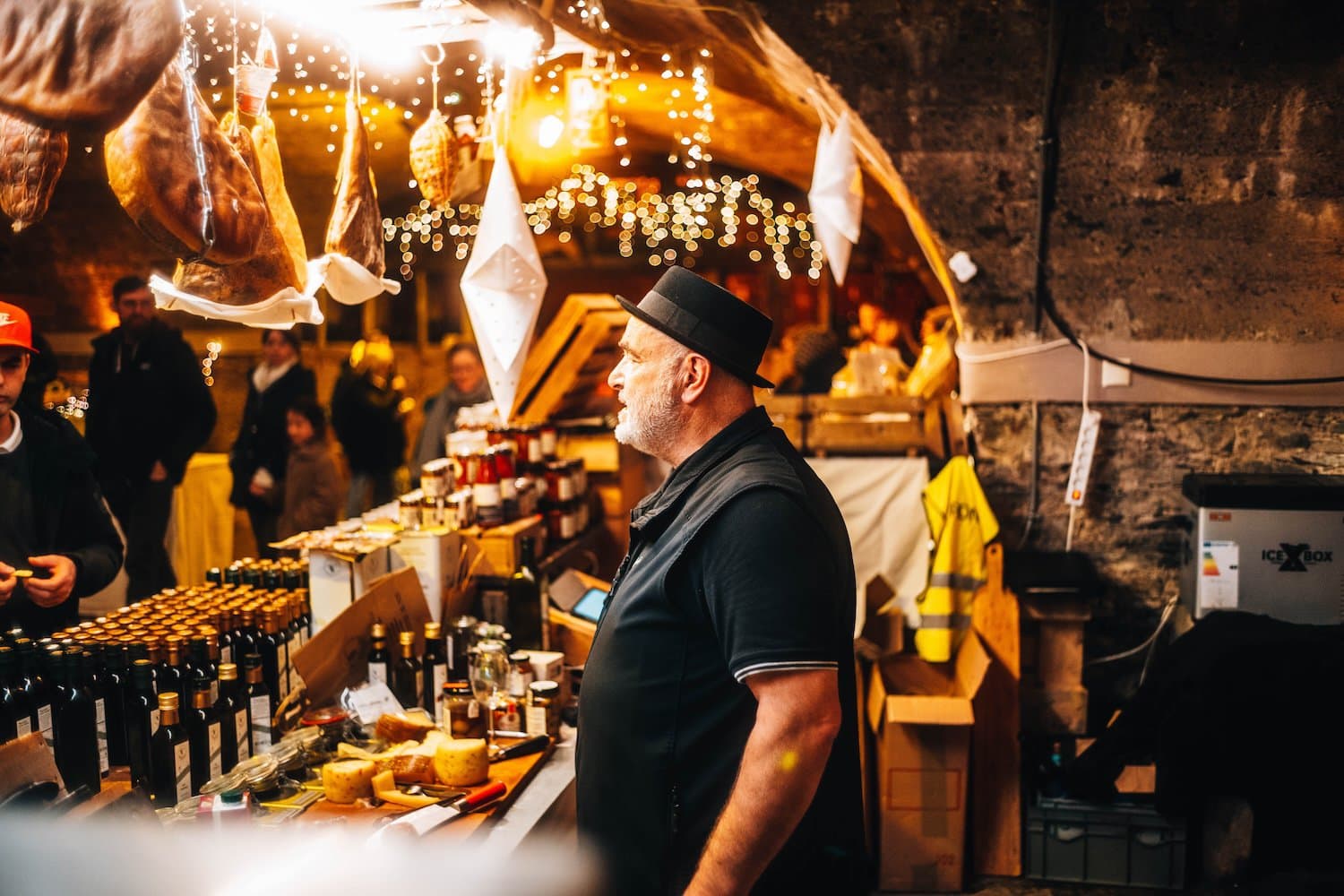 Persoon staat voor kerstmarktkraam op de Mosel-Wein-Nachts-Markt in Traben-Trarbach, Rijnland-Palts, Duitsland