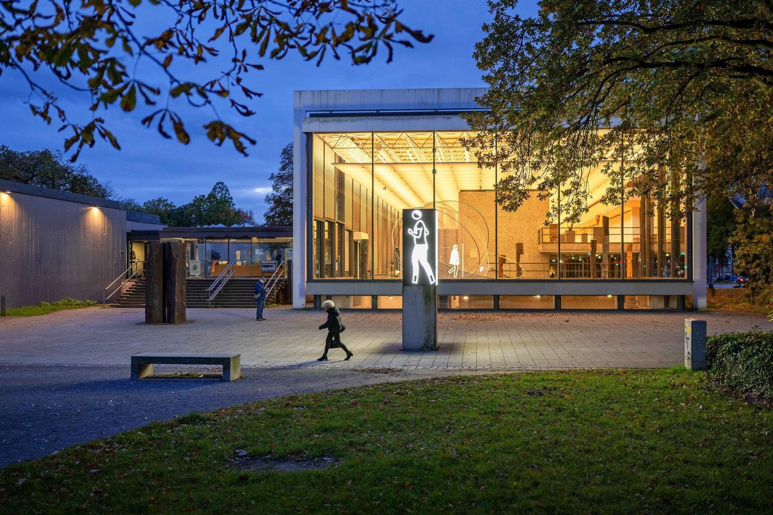 Lehmbruckmuseum in de avond in Duisburg, Noordrijn-Westfalen, Duitsland