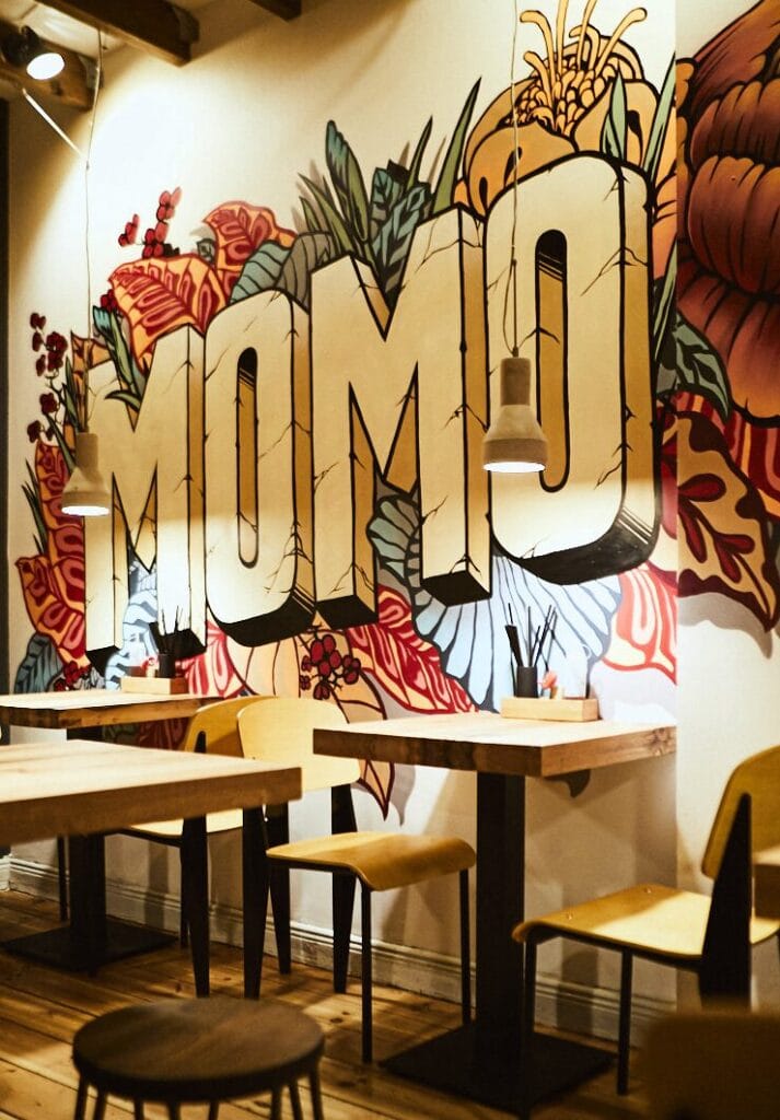 De binnenkant van het Momo Ramen restaurant in Hamburg, Duitsland