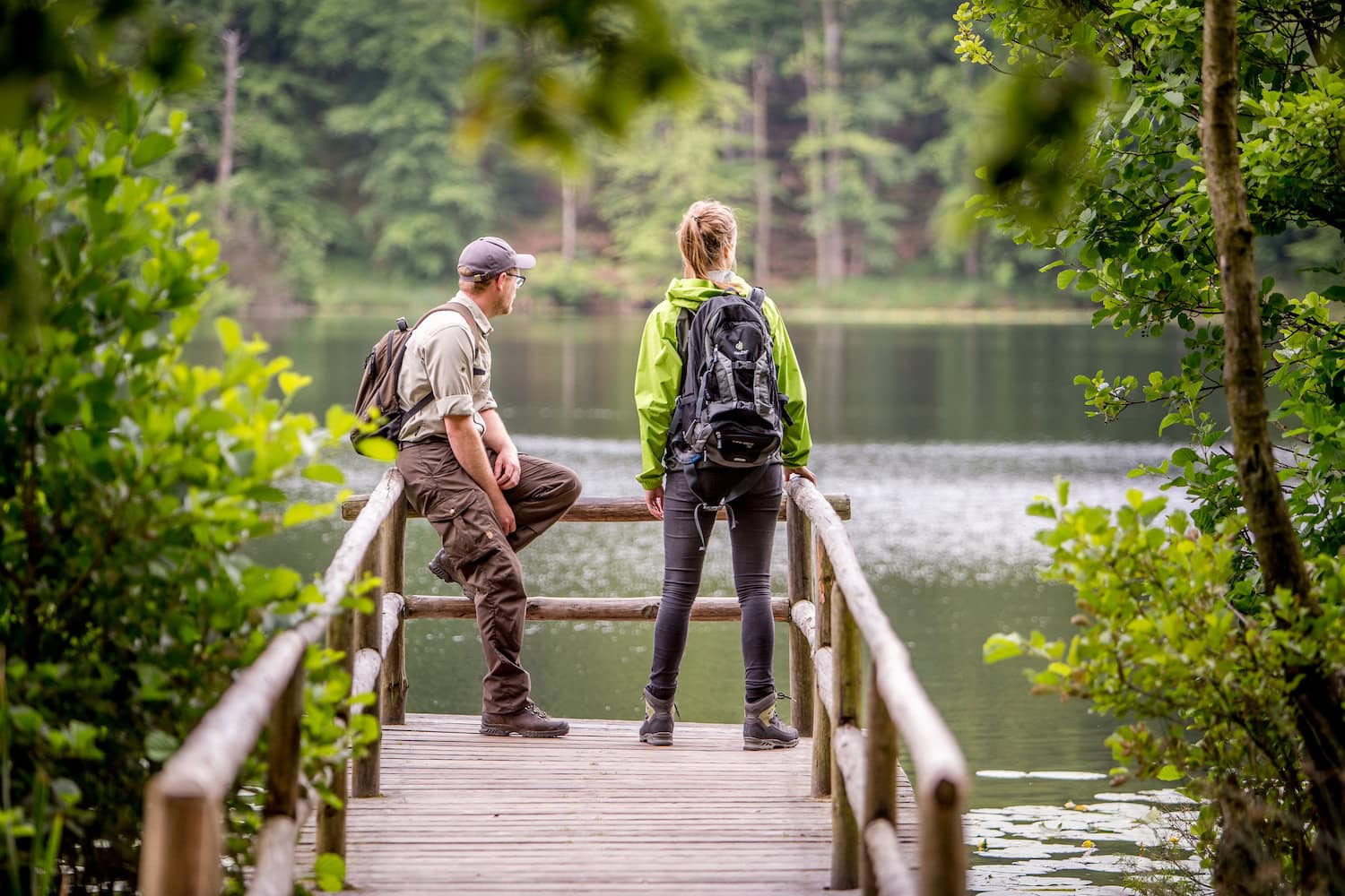 Wandelaars in het Biofeerreservaat Zuidoost in Rügen, Mecklenburg-Voor-Pommeren, Duitsland