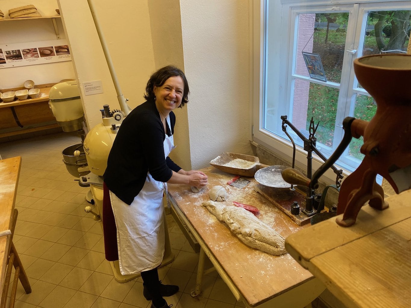 Agnieszka Steuerwald bij een Workshop in het broodmuseum in Ebergötzen, Nedersaksen, Duitsland