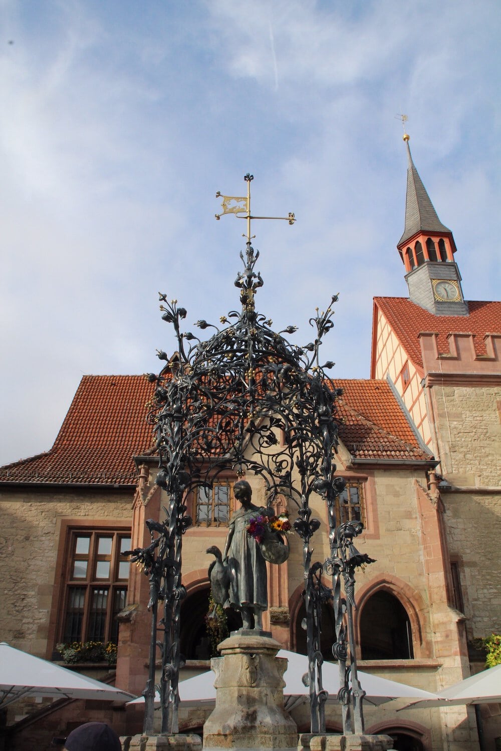 Gänseliese voor het stadhuis in Göttingen, Duitsland