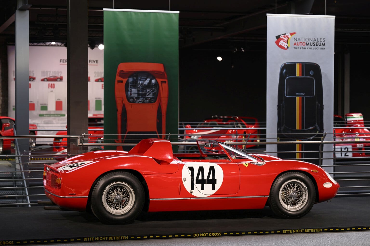 ferrari in het speciale tentoonstelling in het nationale automuseum the loh collection in duitsland