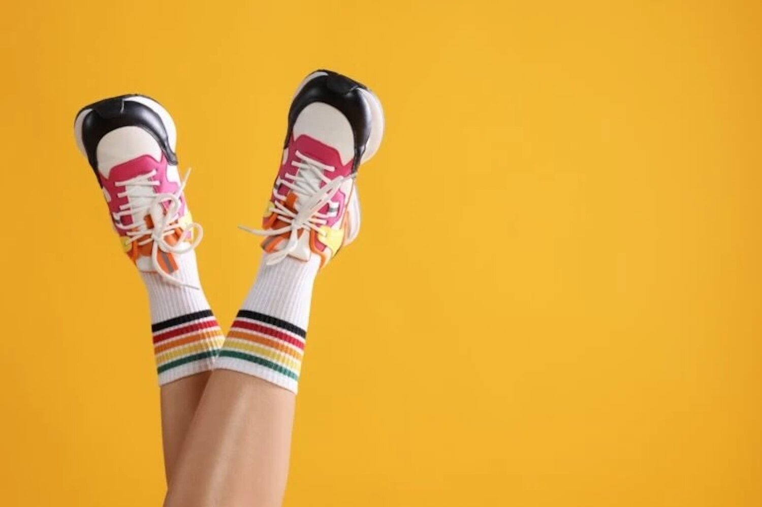 sneakers met regenboogsokken