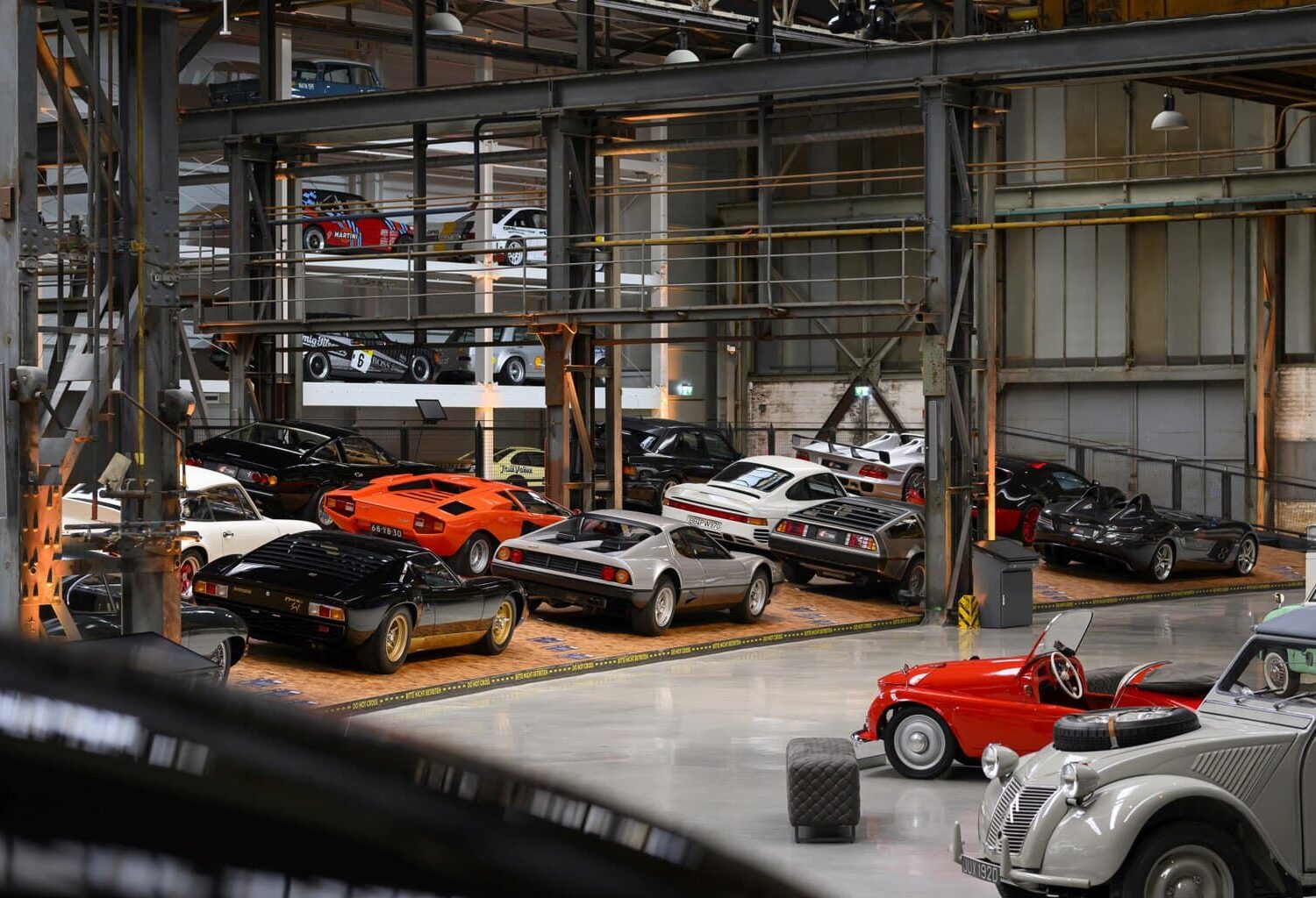 oude iconische autos in het automuseum the loh collection in duitsland