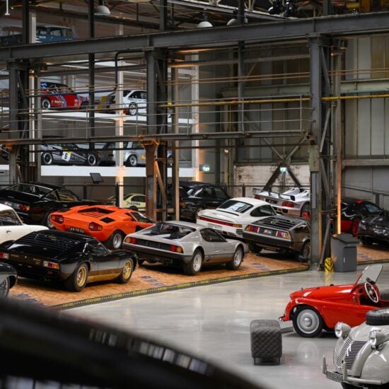 oude iconische autos in het automuseum the loh collection in duitsland