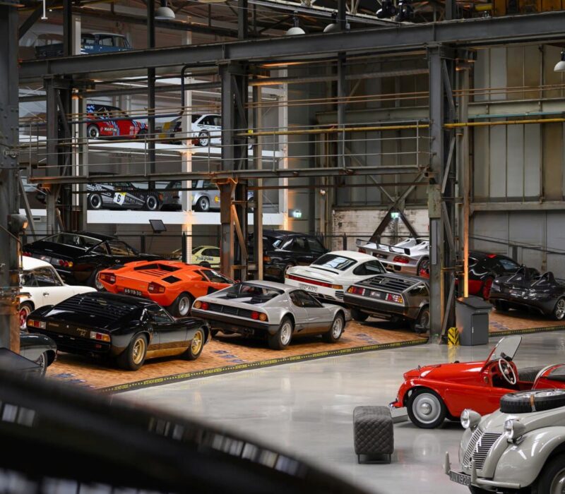 oude iconische autos in het automuseum the loh collection in duitsland