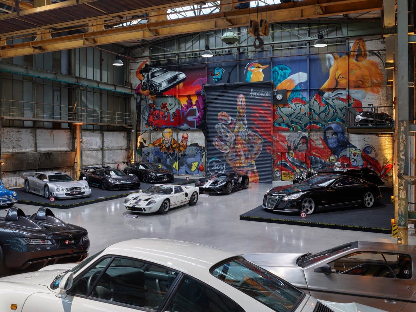 sportwagen voor een graffitimuur in het nationale automuseum the loh collection