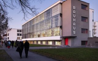 Bauhaus-gebouw met glazen gevel in Dessau, Saksen-Anhalt, Duitsland.