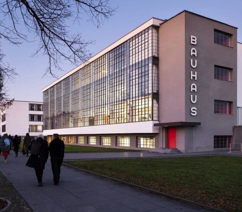 Bauhaus-gebouw met glazen gevel in Dessau, Saksen-Anhalt, Duitsland.