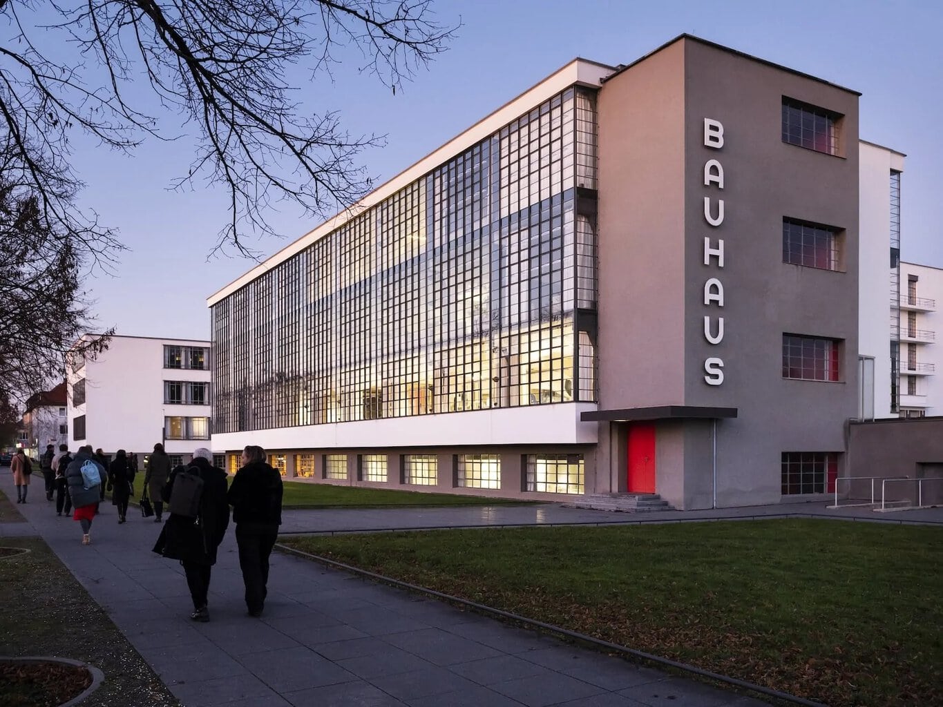 Bauhaus-gebouw met glazen gevel in Dessau, Saksen-Anhalt, Duitsland.