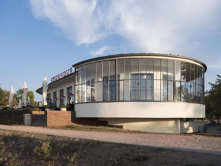 Restaurant Kornhaus gebouw in Bauhaus stijl architectuur in Dessau, Saksen-Anhalt, Duitsland.