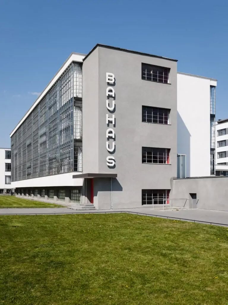 Gebouw met het Bauhaus-architectuurlogo in Dessau, Saksen-Anhalt, Duitsland.