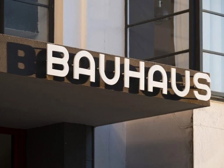 Belettering op het Bauhaus-gebouw. Architectuur in Dessau, Saksen-Anhalt, Duitsland.