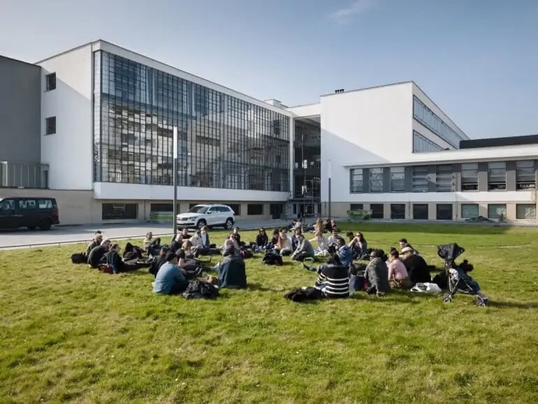 Studenten voor het gebouw van de Bauhaus Universiteit in Dessau, Saksen-Anhalt, Duitsland. 