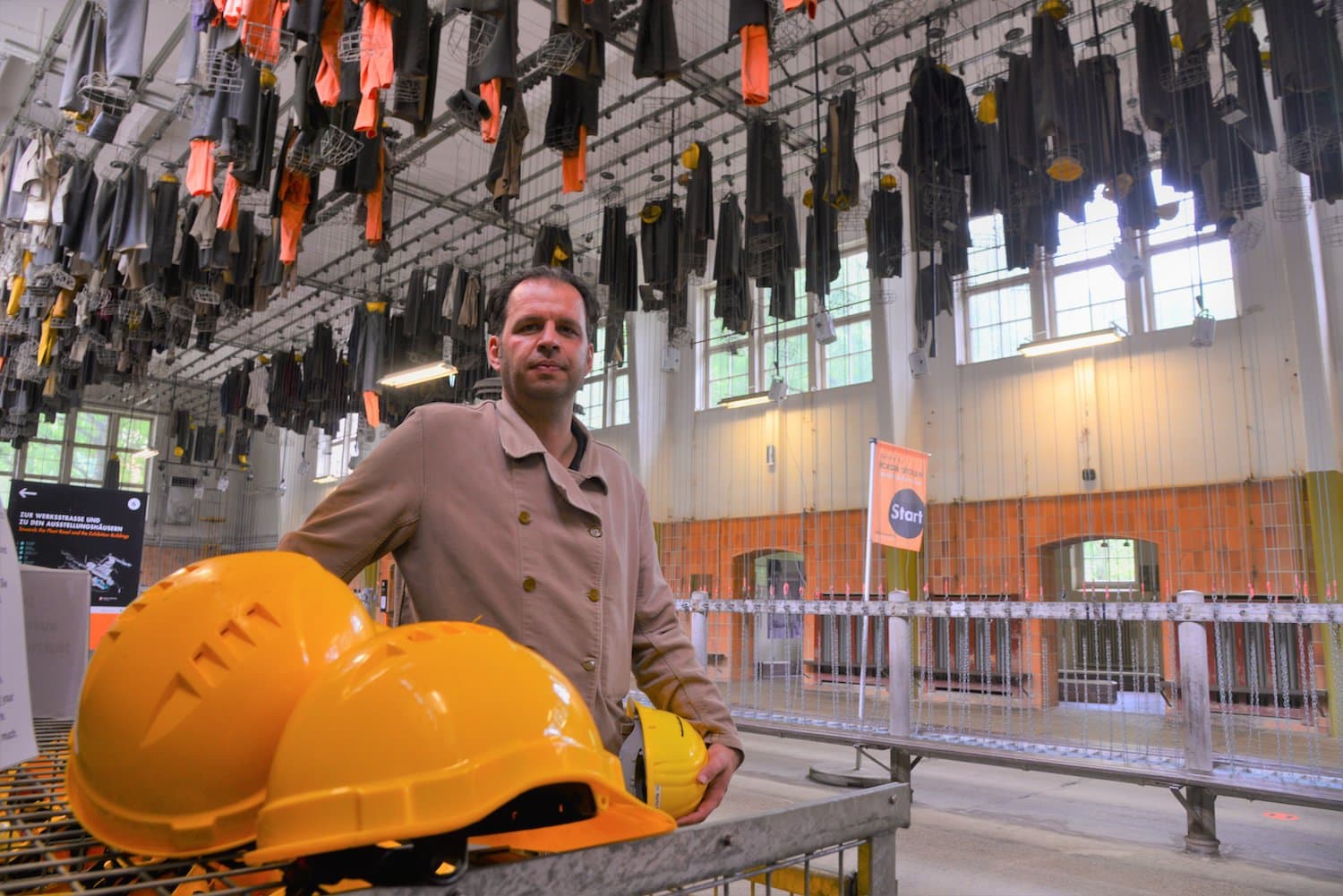 mijnwerkersoutfits in de oude omkleedruimte van het mijnwerkers in de rammelbergmijn, goslar, harz, nedersaksen, duitsland