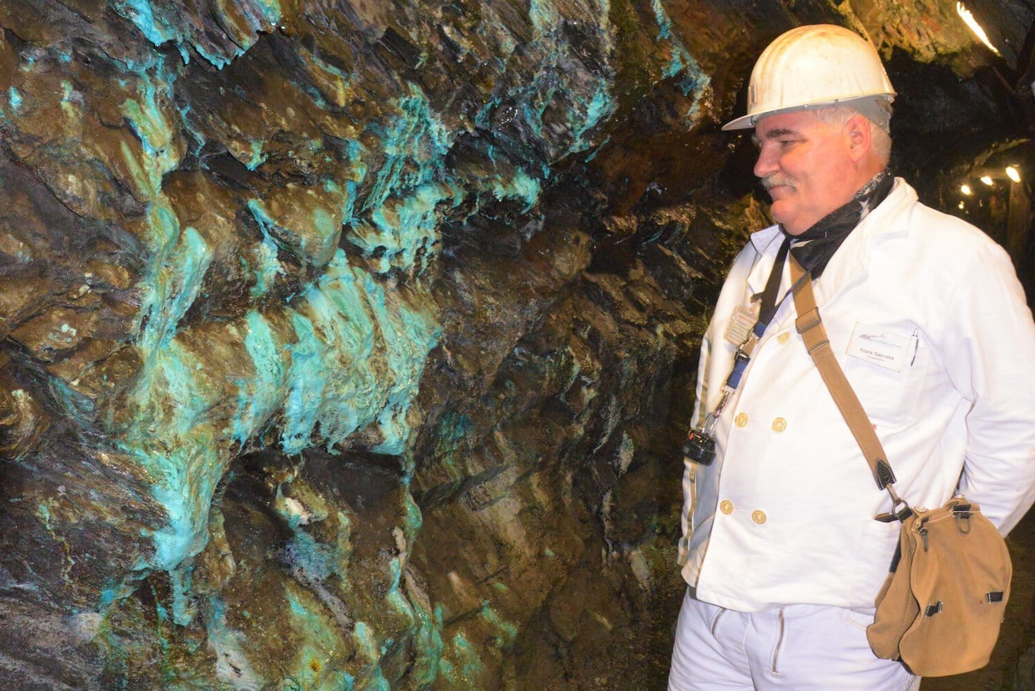 Frank Galitzka staat voor Vitriolen in het Röderstollen van het Bezoekersmijn Rammelsberg in Goslar, Harz, Nedersaksen, Duitsland