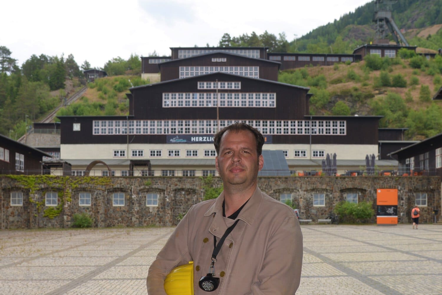 Martin Wetzel staat voor de Rammelsbergmijn, een Bezoeker mijn bij het Rammelsberg, Goslar, Harz, Nedersaksen, Duitsland