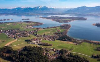 De eilanden van het Chiemsee-Alpenland in de lente in Beieren, Duitsland.