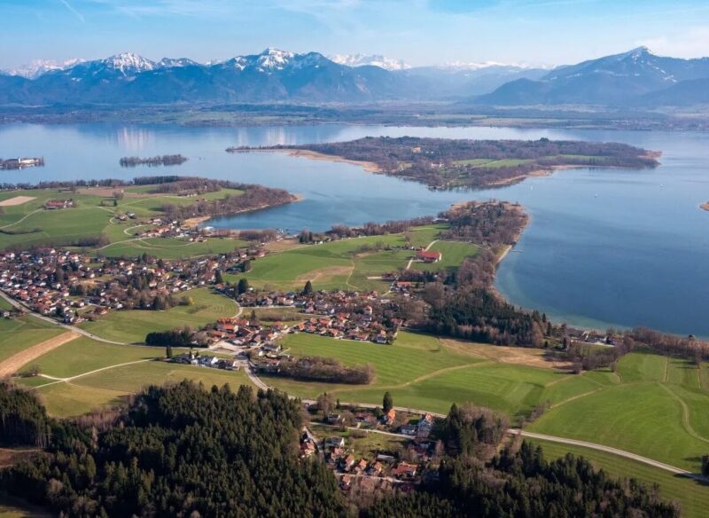 De eilanden van het Chiemsee-Alpenland in de lente in Beieren, Duitsland.