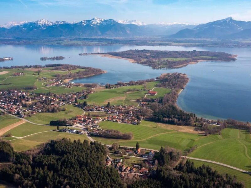 De eilanden van het Chiemsee-Alpenland in de lente in Beieren, Duitsland.