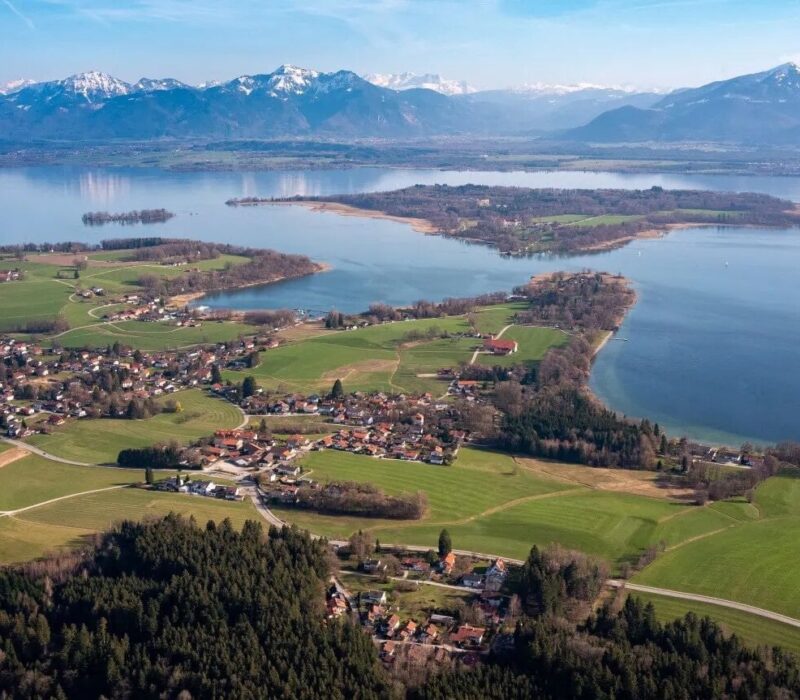 De eilanden van het Chiemsee-Alpenland in de lente in Beieren, Duitsland.