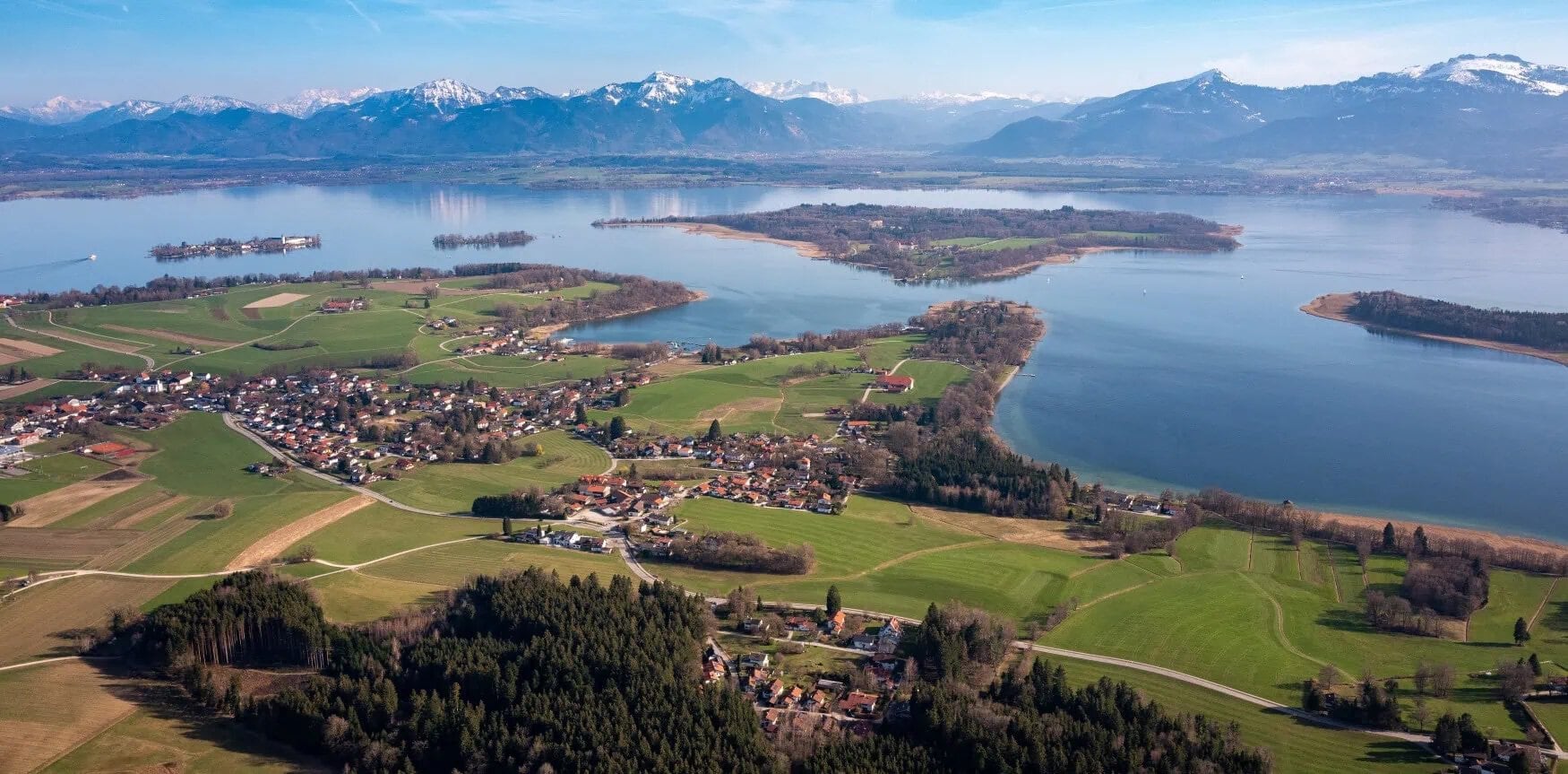 De eilanden van het Chiemsee-Alpenland in de lente in Beieren, Duitsland.