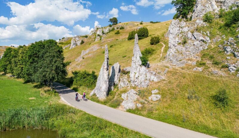 Simone Gulkowski en Julia Neidhardt fietsen op de württemberger tälerradweg langs de schwäbische alb, baden-würrtemberg, duitsland