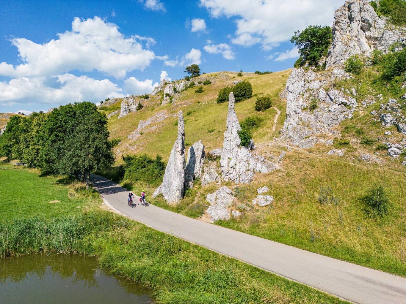 Simone Gulkowski en Julia Neidhardt fietsen op de württemberger tälerradweg langs de schwäbische alb, baden-würrtemberg, duitsland