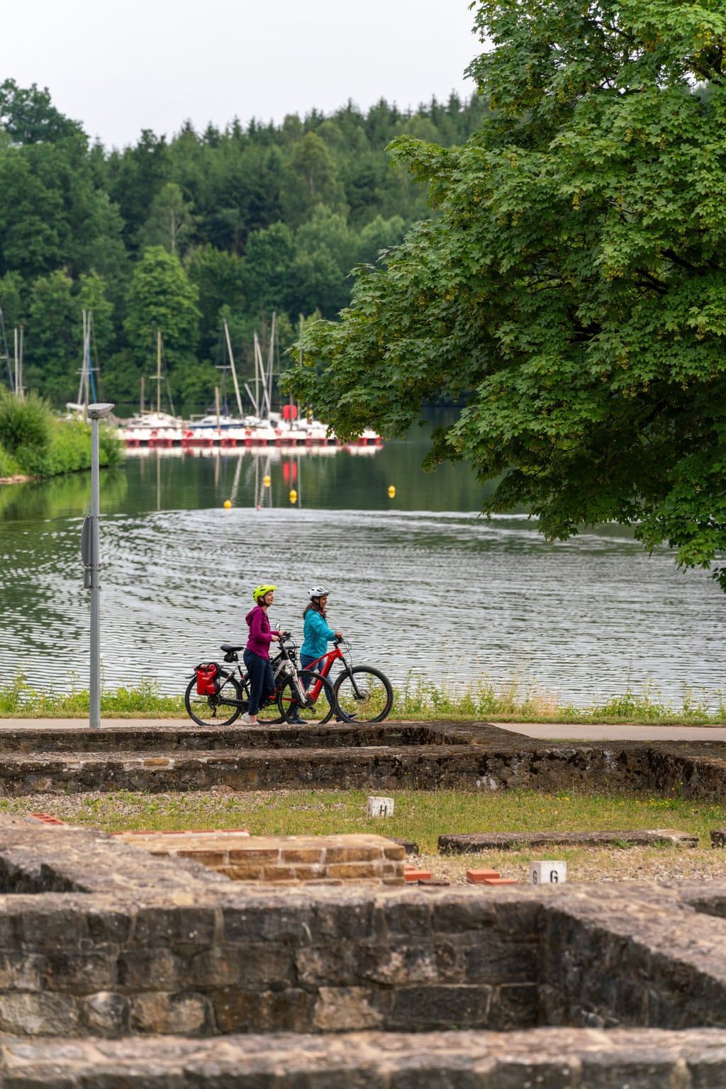 Simone Gulkowski en Julia Neidhardt ga op een fietstocht langs de schwäbische alp: de Württemberger Tälerradweg langs in baden-würrtemberg, duitsland