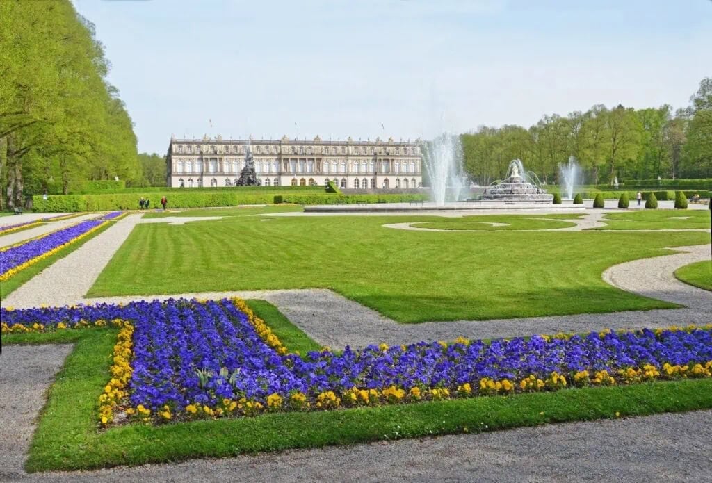 Bloesems in de lente in het Chiemsee-Alpenland in de kasteeltuin van Herrenchiemse, Beieren, Duitsland. 