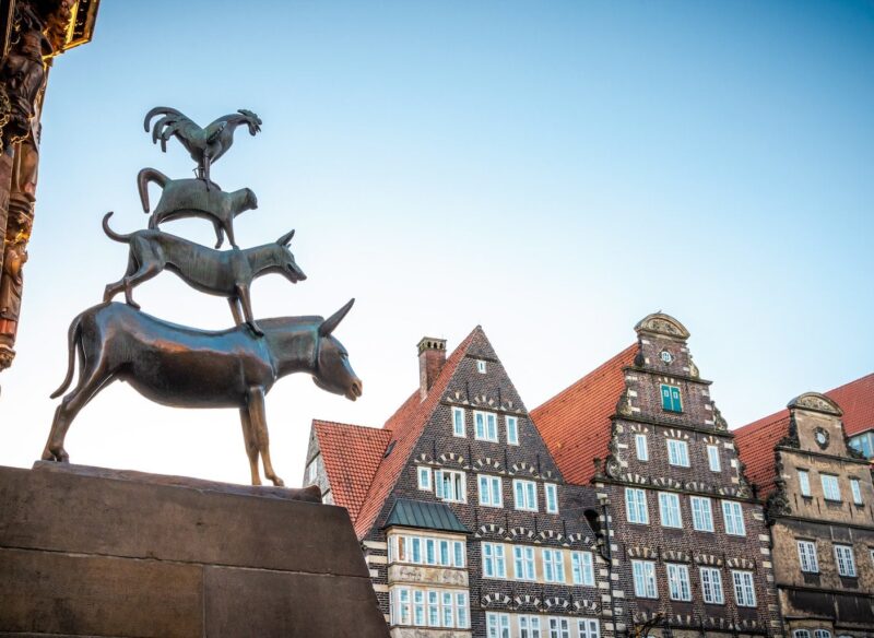 Standbeeld van de Bremer Stadtmusikanten (stadsmuzikanten) bij en Citytrip in Bremen, Duitsland