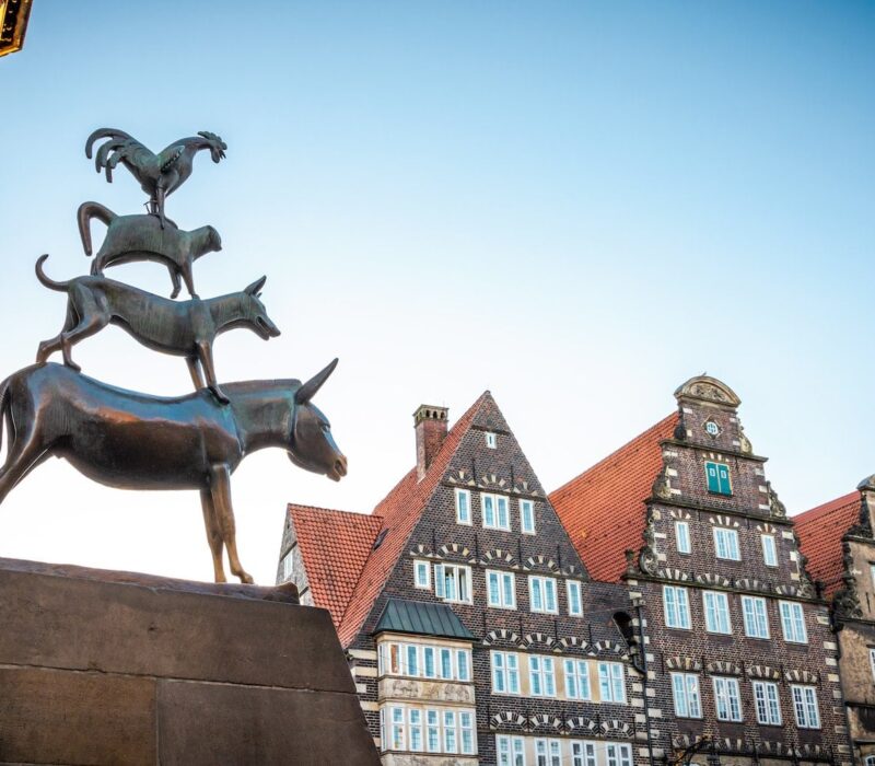 Standbeeld van de Bremer Stadtmusikanten (stadsmuzikanten) bij en Citytrip in Bremen, Duitsland