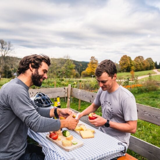 Mannen picknicken in de natuur in het Zwarte Woud, Baden-Württemberg, Duitsland.