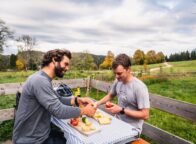 Mannen picknicken in de natuur in het Zwarte Woud, Baden-Württemberg, Duitsland.
