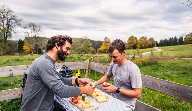 Mannen picknicken in de natuur in het Zwarte Woud, Baden-Württemberg, Duitsland.