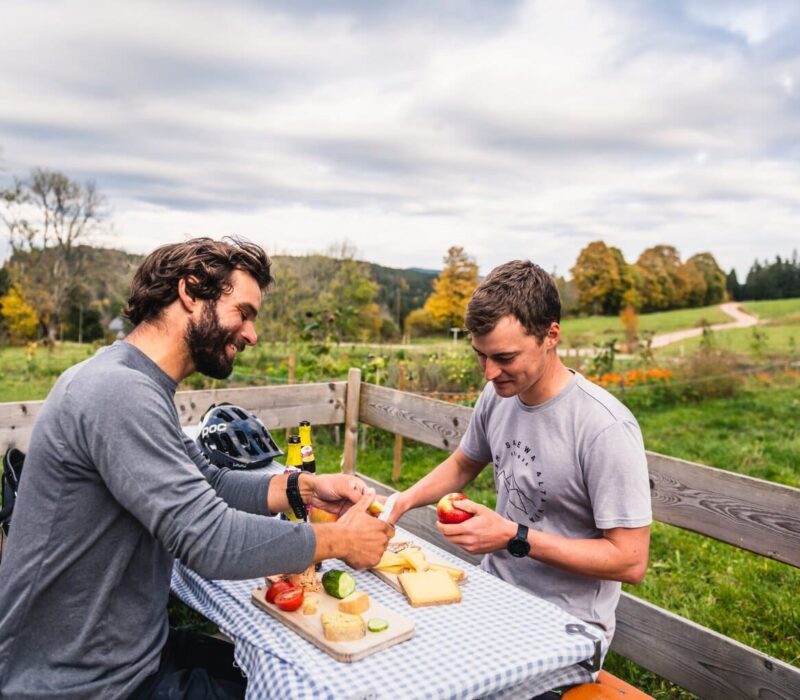 Mannen picknicken in de natuur in het Zwarte Woud, Baden-Württemberg, Duitsland.