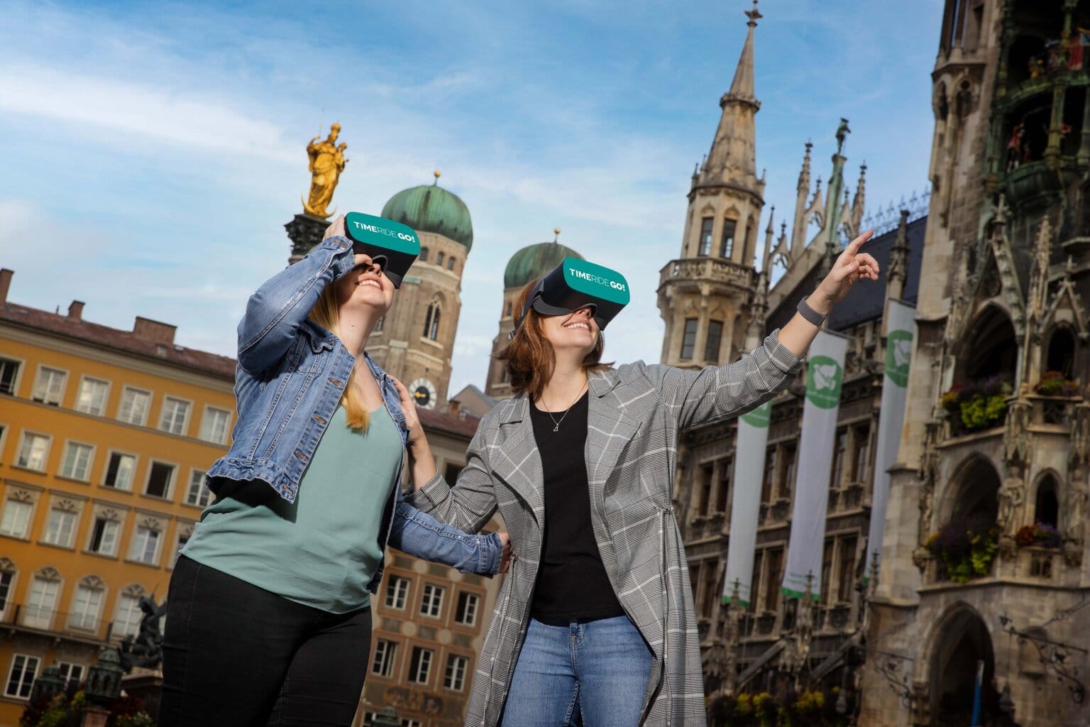 Vrouwen op verkenning met VR-bril in munich, bavaria, duitsland.