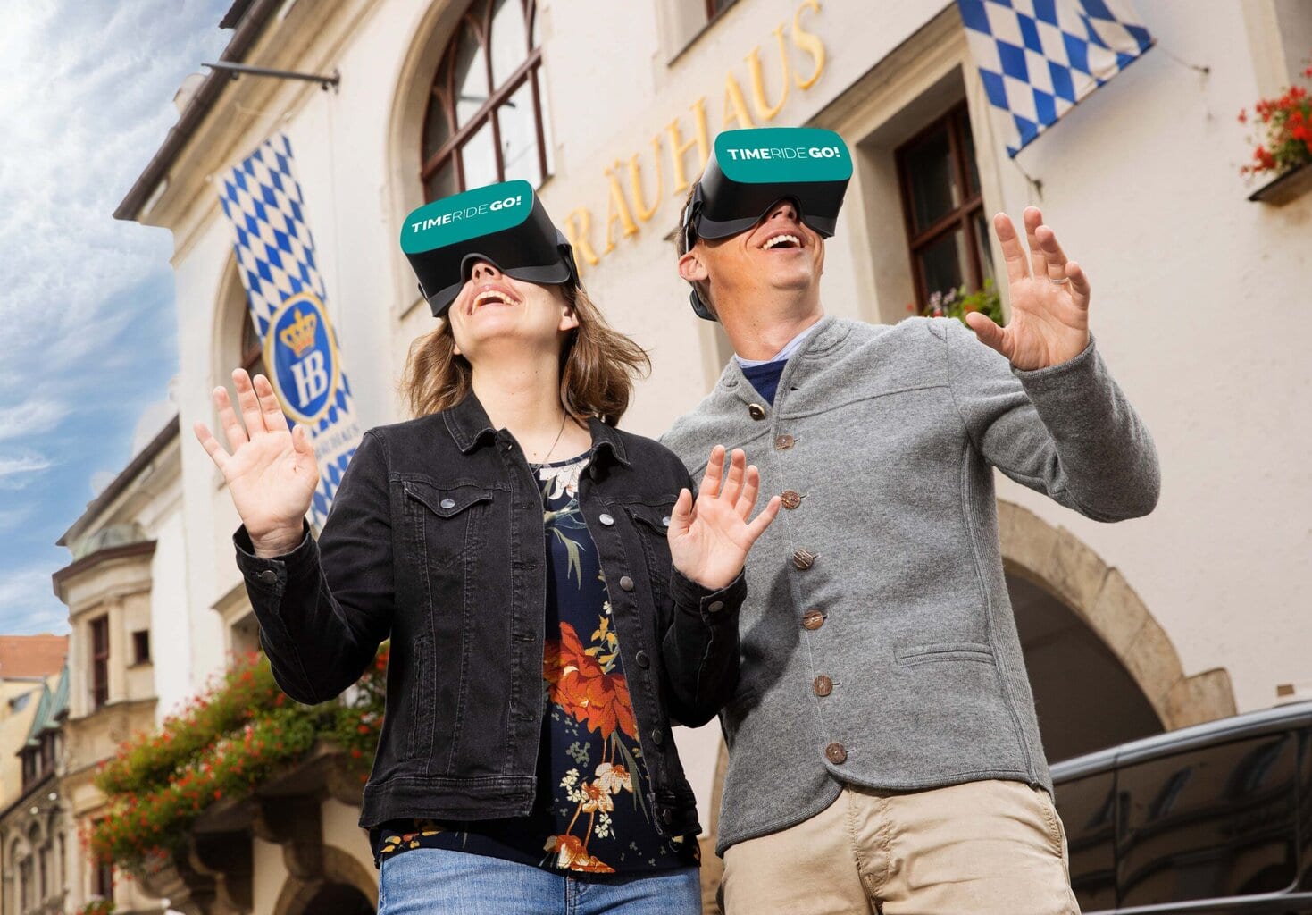 vrouw en man op verkenning met VR-bril in munich, bavaria, duitsland.