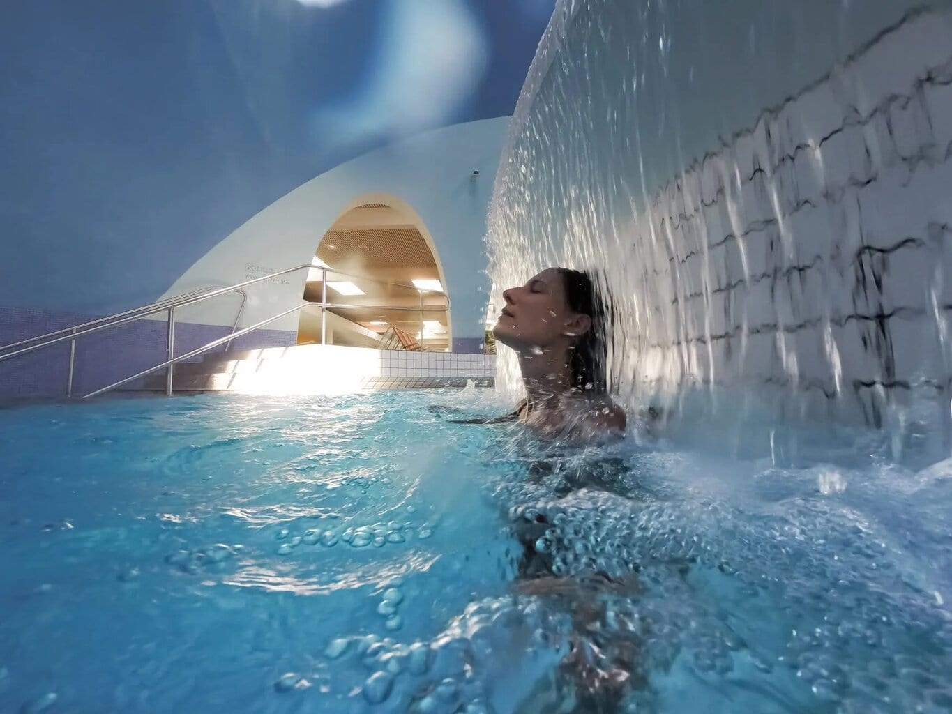 Vrouw badend in de whirlpool in het kuuroord in Bad Aibling, Duitsland.