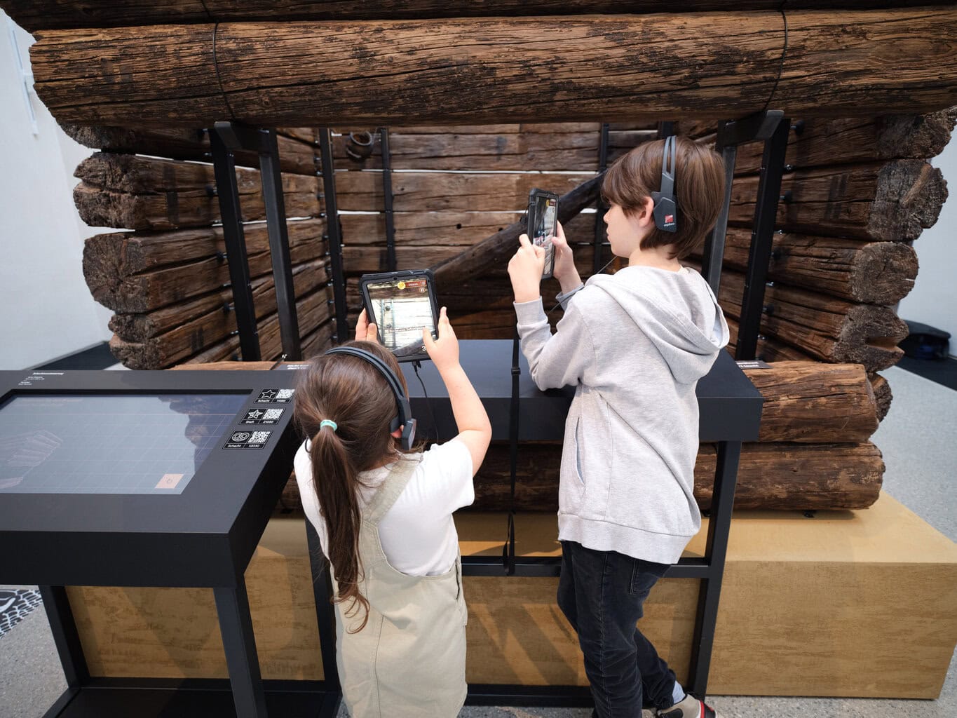 kinderen ontdekken in het museum in münchen, bavaria, duitsland.