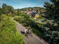 twee fietsers fietsen op de spoorwegfietspad in Oberlausitz, Saksen, Duitsland