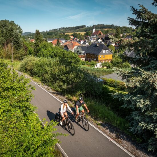 twee fietsers fietsen op de spoorwegfietspad in Oberlausitz, Saksen, Duitsland