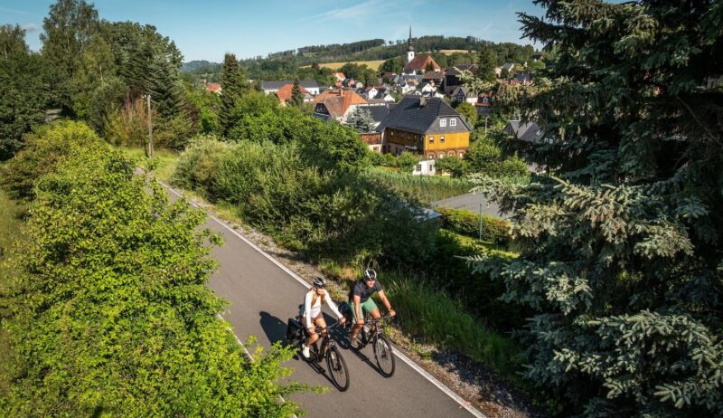 twee fietsers fietsen op de spoorwegfietspad in Oberlausitz, Saksen, Duitsland