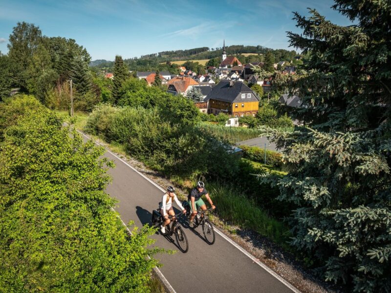twee fietsers fietsen op de spoorwegfietspad in Oberlausitz, Saksen, Duitsland