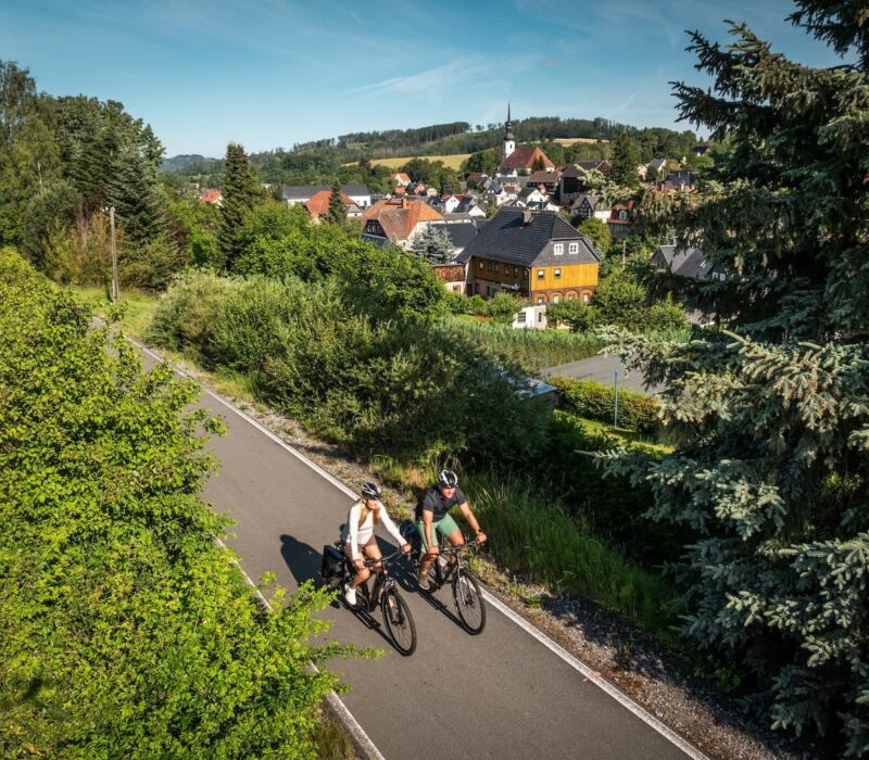 twee fietsers fietsen op de spoorwegfietspad in Oberlausitz, Saksen, Duitsland
