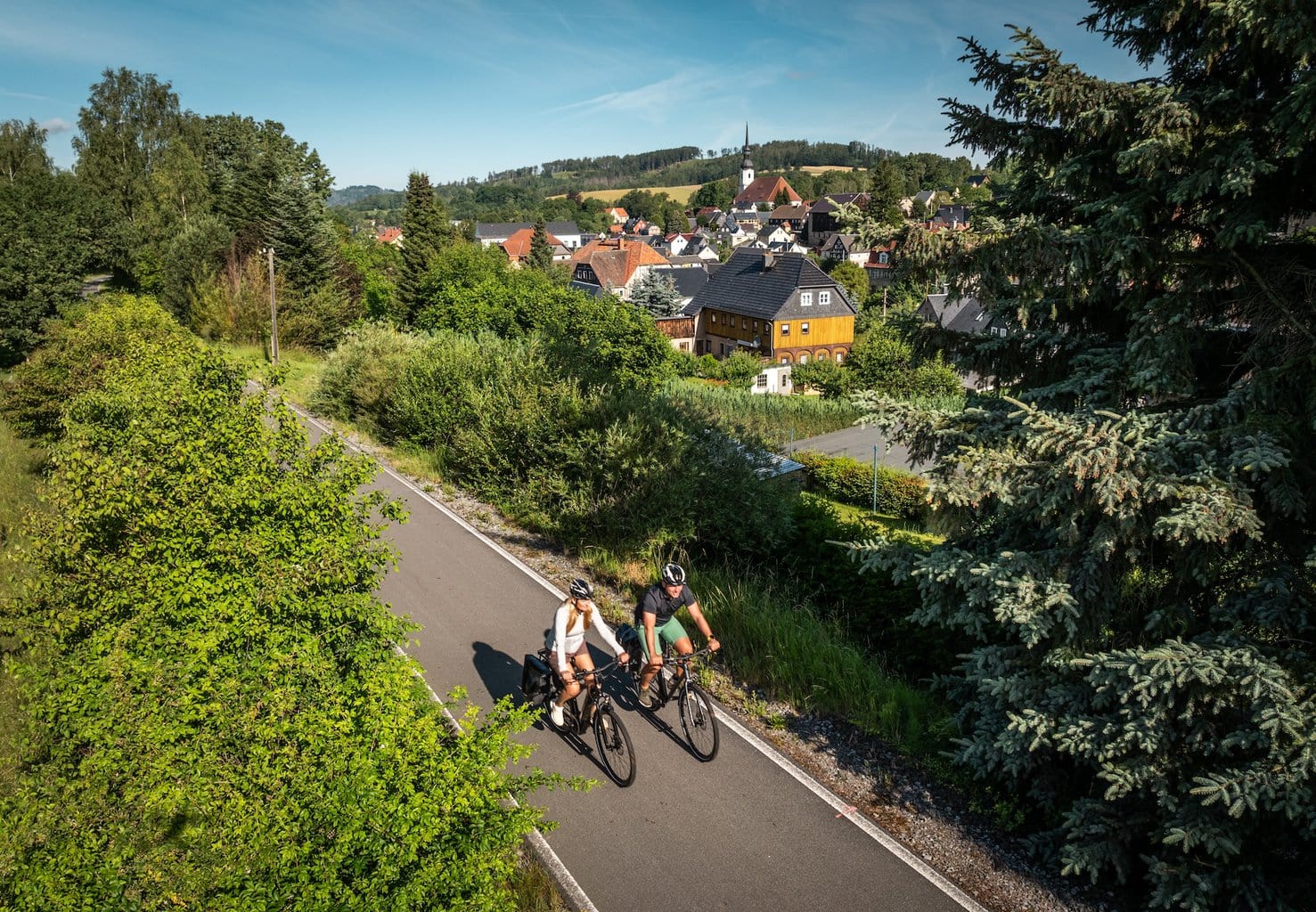twee fietsers fietsen op de spoorwegfietspad in Oberlausitz, Saksen, Duitsland